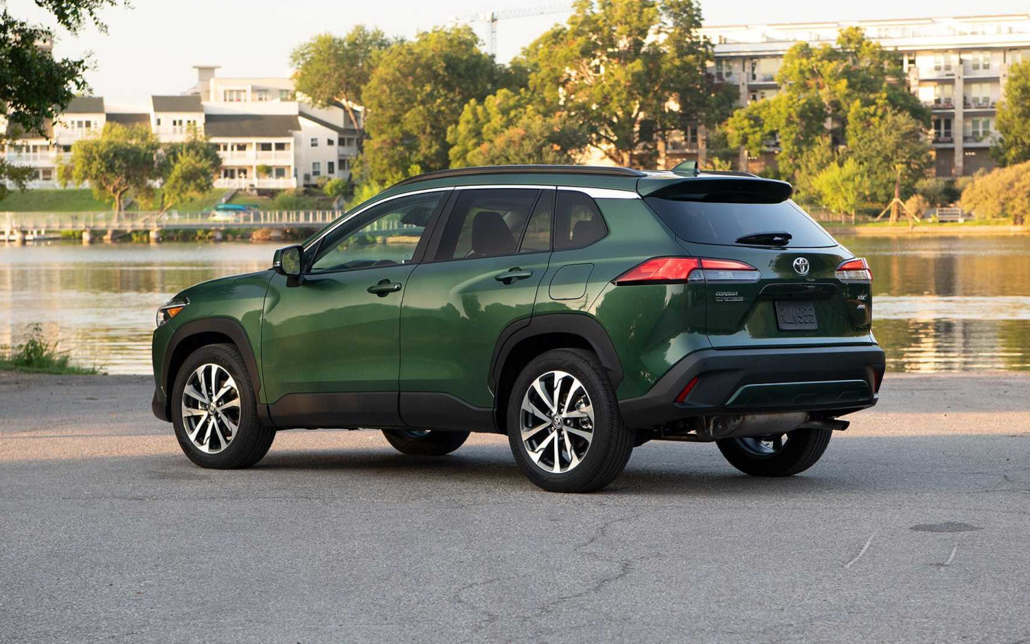 Comparison - Toyota Corolla Cross XLE 2022 - vs - Subaru Outback